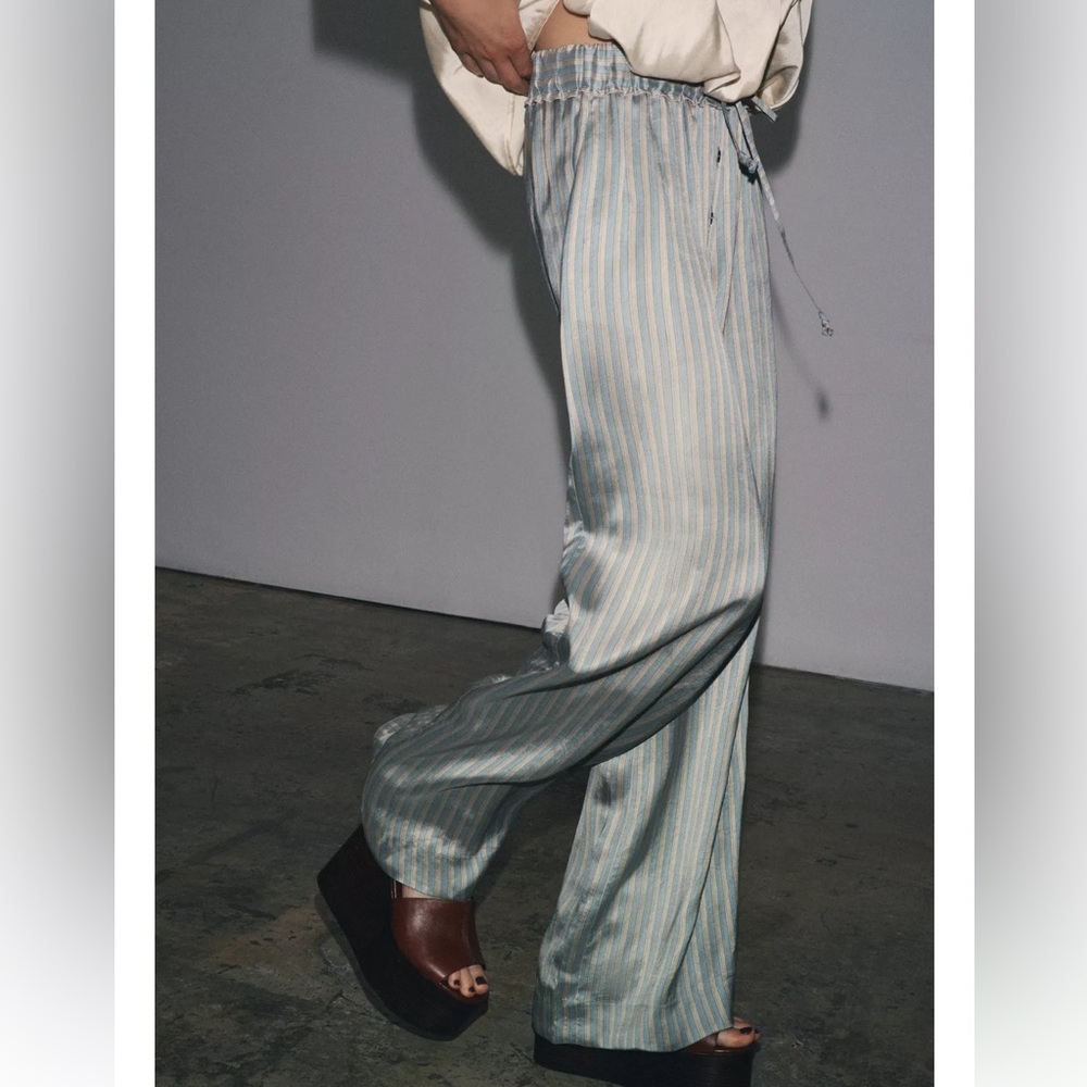 Zara Light Blue Striped Trousers

ZW COLLECTION STRIPED PAJAMA PANTS
